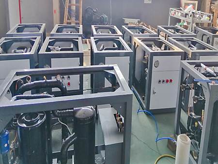 小型水地源熱泵機(jī)組車(chē)間